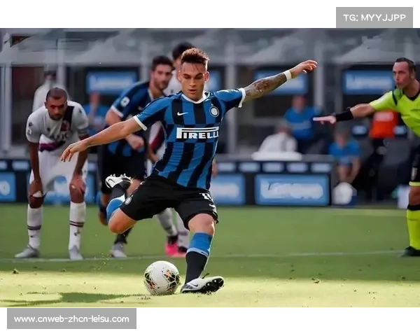 劳塔罗破门后冲向角旗区与球迷互动,国际米兰团队拥抱庆祝关键胜利 劳塔罗破门后冲向角旗区与球迷互动,国际米兰团队拥抱庆祝关键胜利